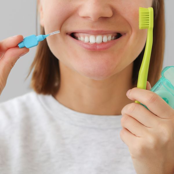 Bild zeigt Frau mit Zahnreinigungsprodukten Bild zeigt Frau mit Zahnreinigungsprodukten