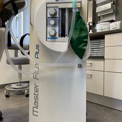 Bild zeigt ein Lachgasgerät, das in der Zahnmedizin zur bewussten Sedierung eingesetzt wird Bild zeigt ein Lachgasgerät, das in der Zahnmedizin zur bewussten Sedierung eingesetzt wird