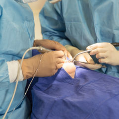 Bild zeigt Zwei Ärzte die eine Zahnbehandlung durchführen Bild zeigt Zwei Ärzte die eine Zahnbehandlung durchführen