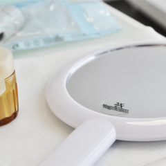 Bild zeigt einen Handspiegel Bild zeigt einen Handspiegel